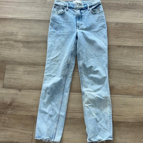 Abercrombie & Fitch Denim - Abercrombie & Fitch Ultra High Rise 90s Straight Jeans light wash distressed hem